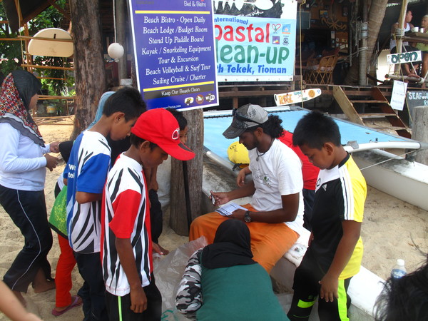 A lot of the work Reef Check does requires scuba diving, which is why the NGO tends to use volunteers who are certified divers. Non-divers, including children, typically help out with easier tasks like beach clean ups.