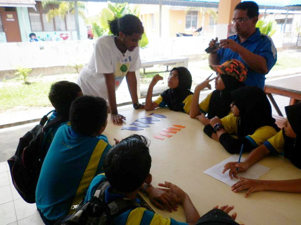 Alvin and his students during one of Reef Check Malaysia's school programmes.