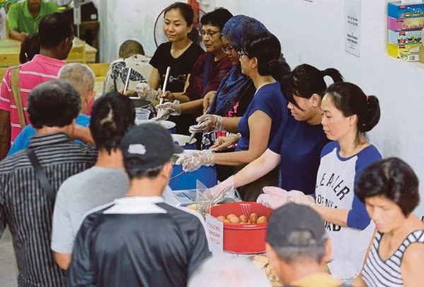 Pit Stop Community Café volunteers at the serving station.