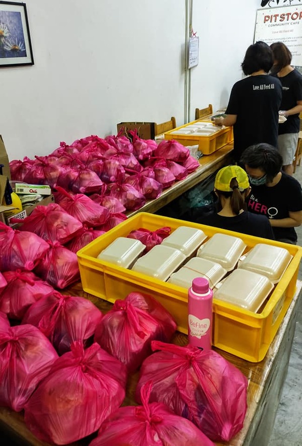 Pit Stop Community Café volunteers packing ready-to-eat hot meals for street clients in December 2020.