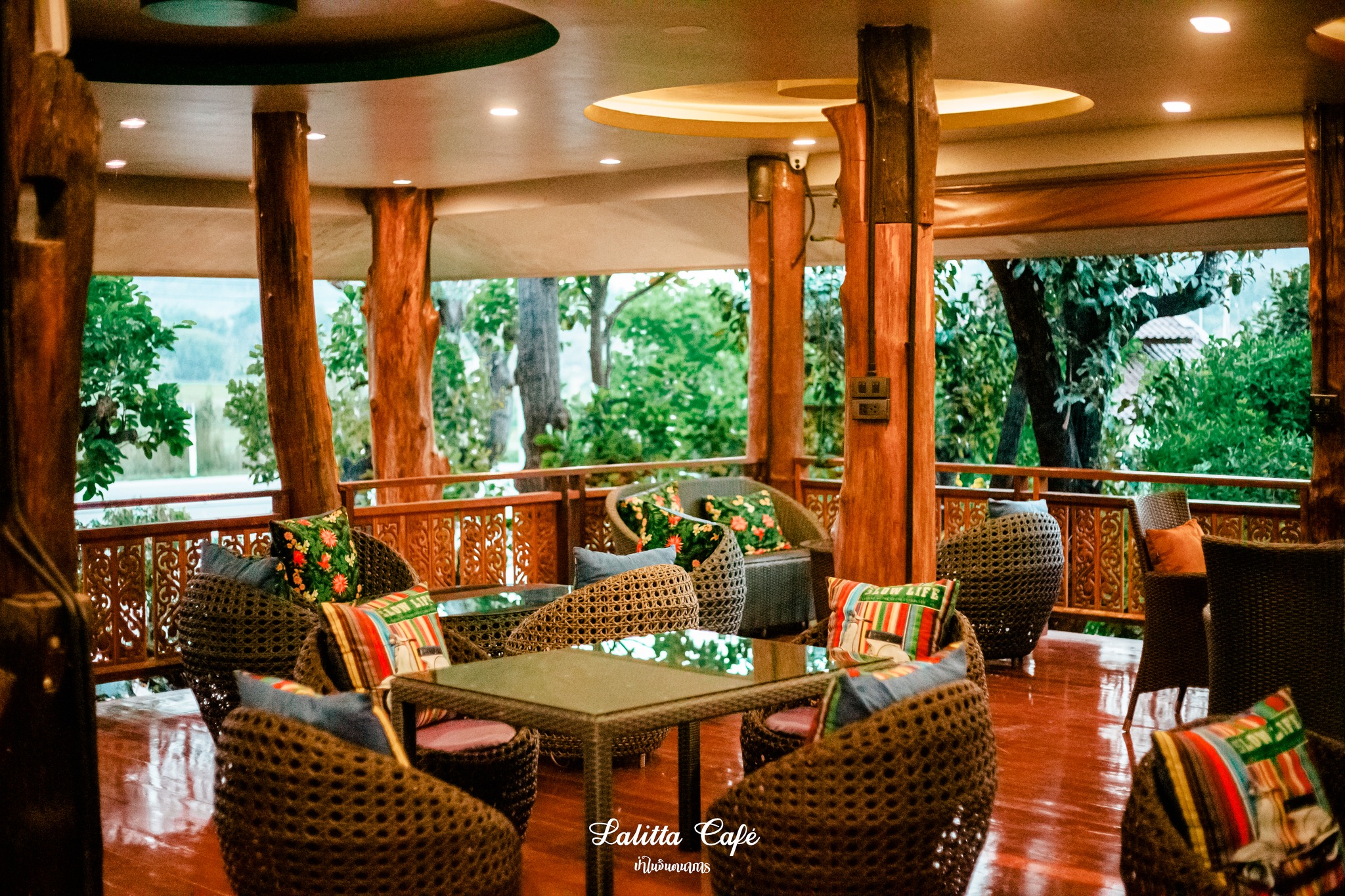 Lalitta Café Thailand, Café Suasana Hutan Bak Negeri Dongeng 8880.jpg (2048×1365)