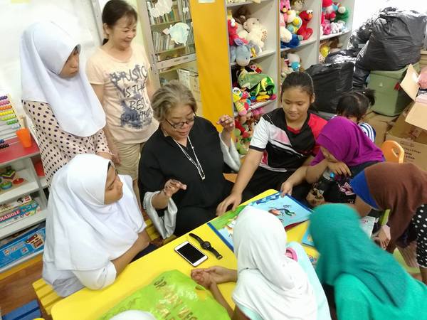 Tini with the children of Yayasan Chow Kit.