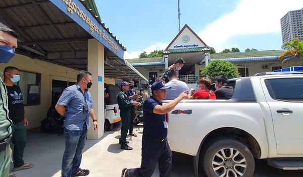 16 Malaysians boarding a pickup truck to Phnom Penh, Cambodia after their rescue in April 2022.