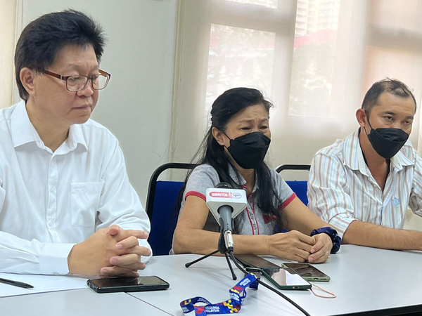 MCA Wangsa Maju division chairman Ng How Doo (left) and the victim's mother (centre).