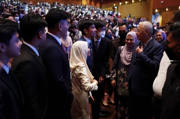 Datuk Seri Ismail Sabri Yaakob meeting with the PESP students.