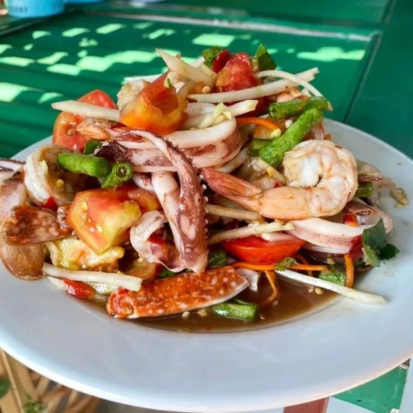 Papaya salad with seafood.