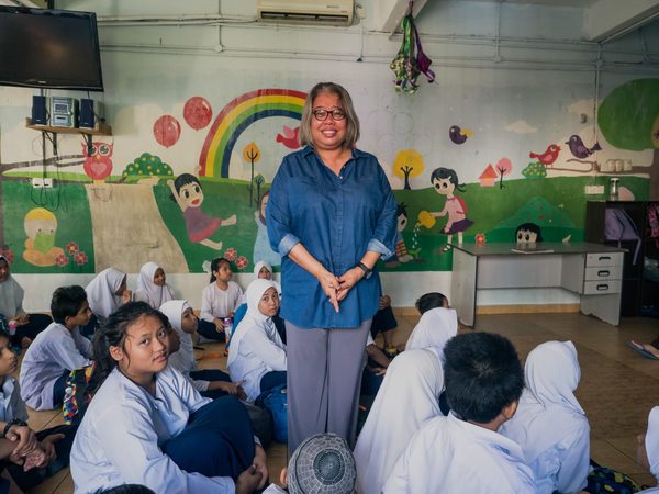 Tini with children of Yayasan Chow Kit.