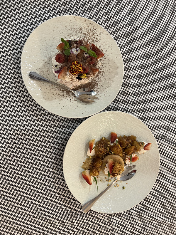 Dari atas, Pavlova (RM23.00) dan Pengat Pisang (RM22.00).