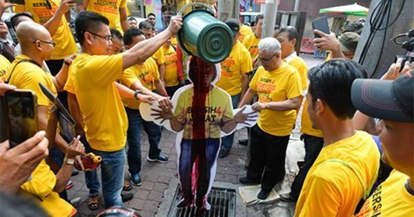 Jamal led a group of organisations to protest against the Bersih rally on 20 August 2015. During the demonstration, he poured red paint on a cutout standee of Maria Chin.