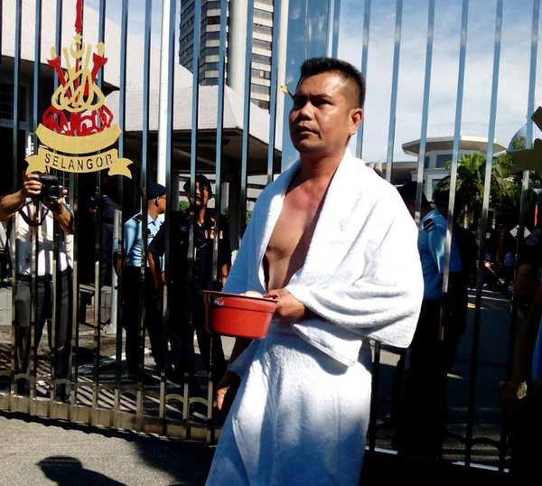 Jamal appearing in front of the Selangor state secretariat building to protest against the water disruption in the state in December 2016.