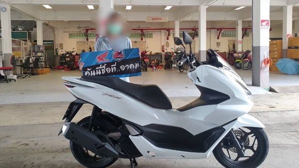 The unnamed customer with his new Honda PCX160.