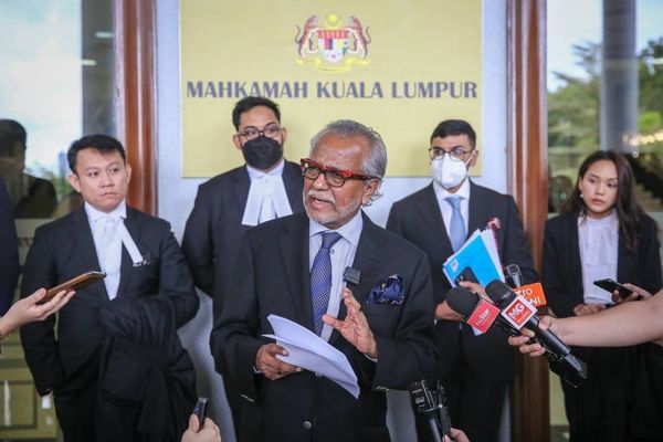 Shafee Abdullah speaks to reporters at the Kuala Lumpur High Court.