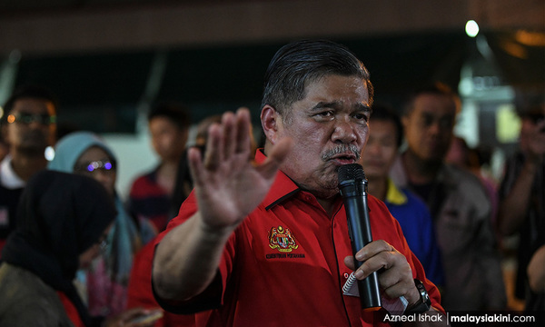 Photo of Mat Sabu speaking at the ceramah in Muar last night, 16 October.