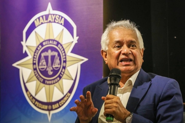 Photo of Tommy Thomas at the forum titled 'Dark Forces Towards GE15' organised by the Kuala Lumpur and Selangor Chinese Chamber of Commerce.