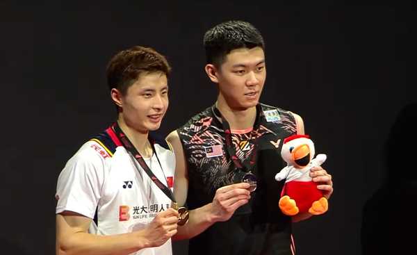 China's Shi Yu Qi (left) and Lee (right) at the Denmark Open 2022.