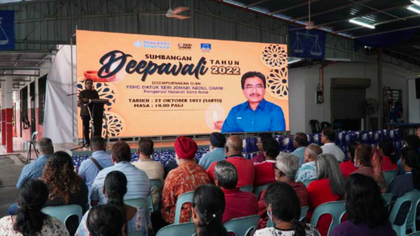 Photo of Johari speaking to the residents of Pandan Village and Maluri Flats in Titiwangsa.