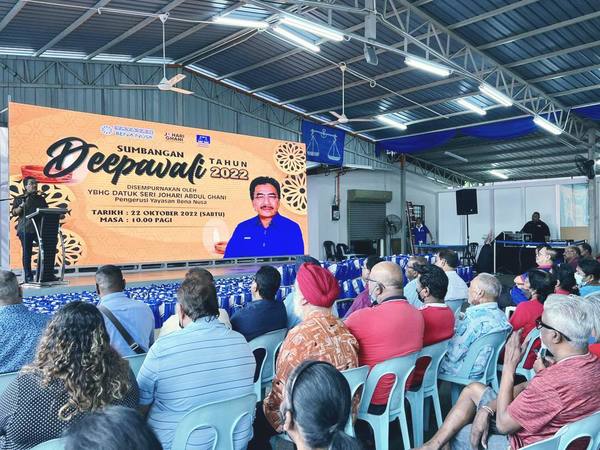 Johari berucap pada majlis penyerahan sumbangan Deepavali kepada penduduk Kampung Pandan dan Flat Taman Maluri, hujung minggu lalu.