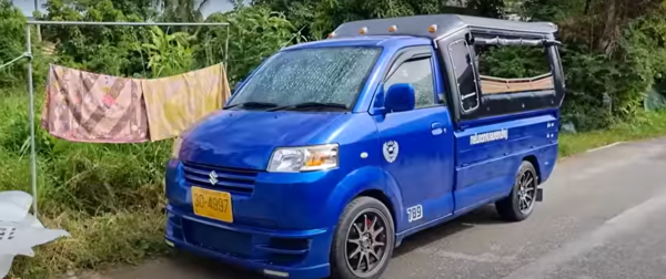 One of the tuk-tuks' windshield was shattered due to the BMW's dangerous drift.