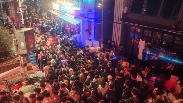 Crowded alleyway at Itaewon before tragedy struck.