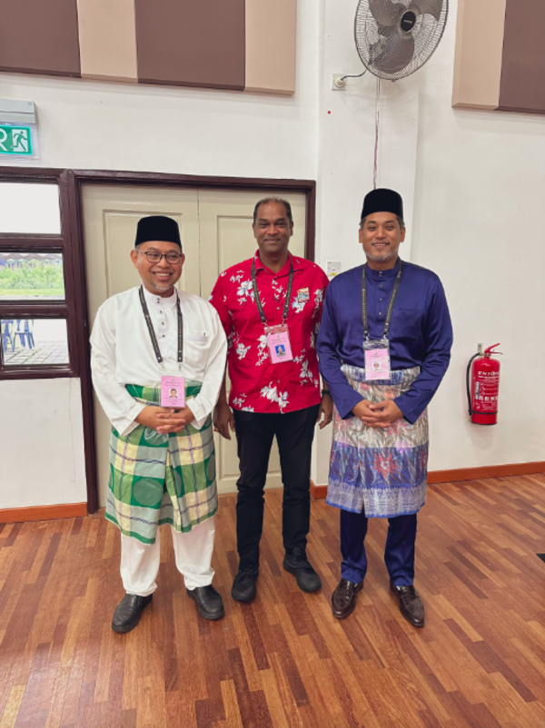 Khairy Jamaluddin bersama Datuk Ramanan (calon PH) dan Haji Ghazali (calon PN) di Pusat Penamaan Calon P.107 Sungai Buloh.