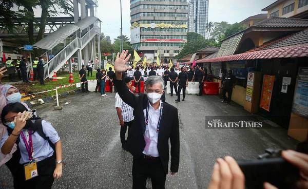 Photo shows Tian Chua waving as he arrives at the nomination centre in SMK Sentul Utama, Jalan Ipoh.