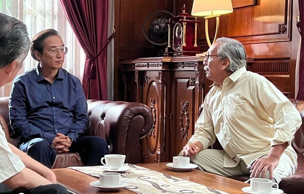 Hasnul Rahmat (left) as Tun Dr Mahathir Mohamad.