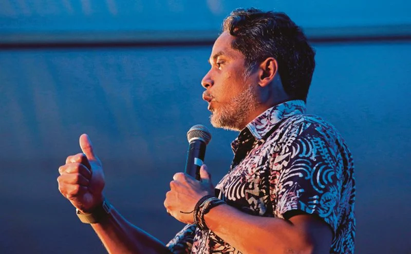 Khairy speaking to the crowd at a ceramah in Sungai Buloh on 8 November.