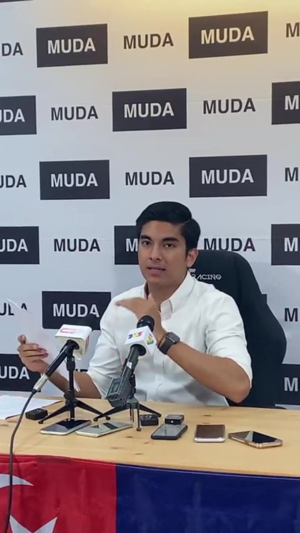 MUDA president Syed Saddiq declaring his assets during a press conference on 10 November 2022.