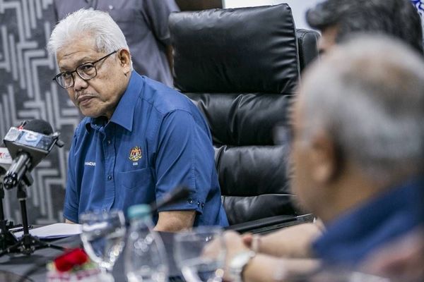 Photo shows Hamzah Zainudin speaking during the press conference at the Royal Malaysian Police Technical College, Bakri, Muar.