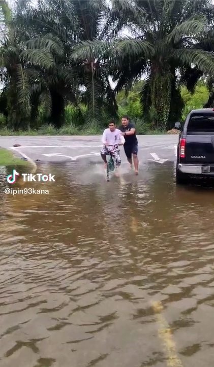 "Souvenirs" – Le comportement des adolescents jouant à bicyclette lorsque cette inondation fait que beaucoup de gens peuvent s’identifier