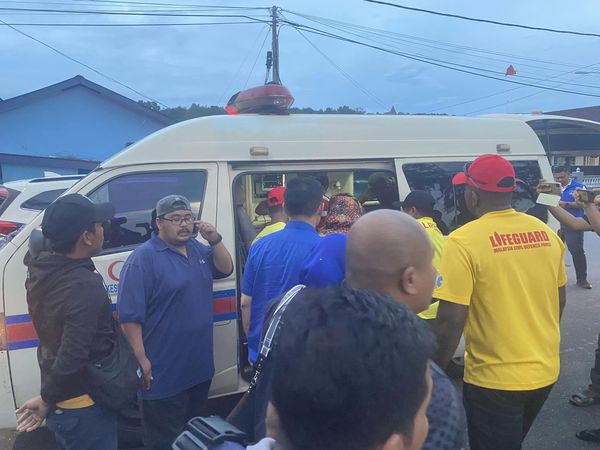 The victims were brought to Melaka Hospital for emergency treatment.