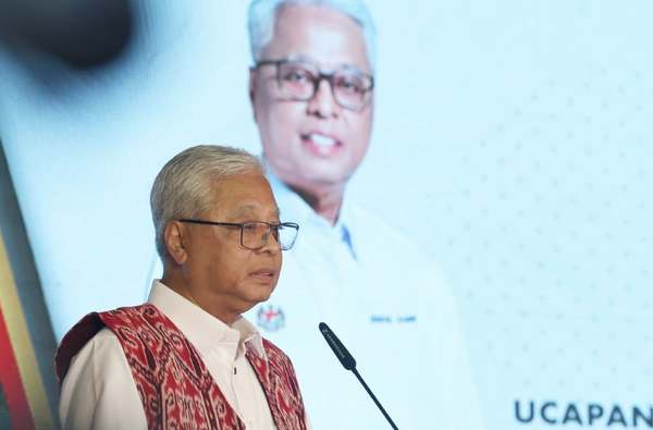 Photo of Ismail Sabri at the groundbreaking ceremony of the CUEPACS in Presint 18, Putrajaya.