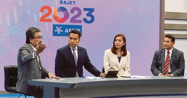 Datuk Seri Johari Abdul Ghani (left) and Rafizi Ramli (right) on TV3's special Budget 2023 programme.