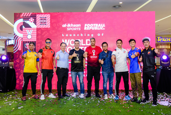 Ketua Pegawai Eksekutif Al-Ikhsan Sports, Vach Pillutla (lima kiri) pada majlis pelancaran kempen World Football Festival 2022 di IOI City Mall, Putrajaya baru-baru ini.