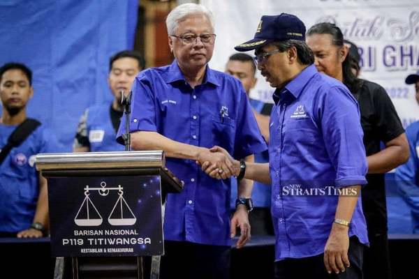 Photo shows Ismail Sabri shaking hands with Johari during the Jelajah Santai Anak-Anak Keramat.