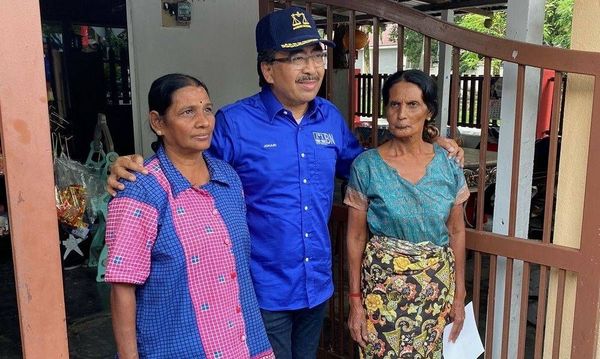 Photo shows Johari posing for the camera while on the campaign trail in Titiwangsa.