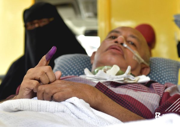 Photo shows Mohamad Rosli Mohamad Dani showing his ink-stained finger after voting.