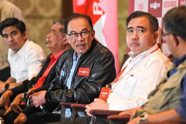 Anwar Ibrahim speaking at a press conference at Grand Dorsett Subang.