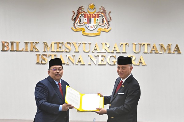 Election Commission (EC) chairman Abdul Ghani Salleh (left) giving the official results of the 15th General Election (GE15) to the Comptroller of the Royal Household Datuk Ahmad Fadil Shamsuddin (right).