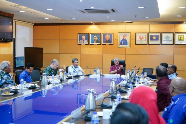 The BN supreme council also held a meeting at the UMNO headquarters in WTCKL yesterday, 21 November.