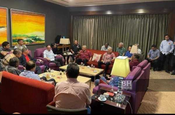 The meeting between PH and BN members, held at the Seri Pacific Hotel, yesterday, 21 November.