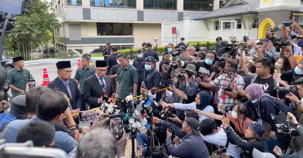 Anwar Ibrahim facing the press outside Istana Negara after his meeting with the King.