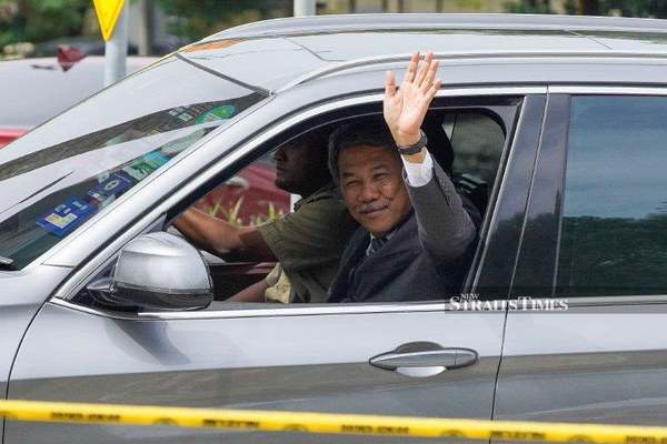 Datuk Seri Mohamad Hasan arriving at Istana Negara.