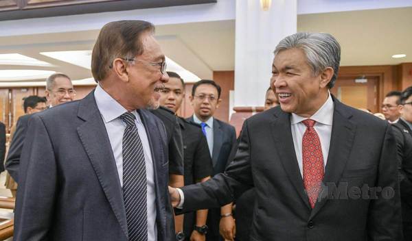 A file picture of PH chairman Datuk Seri Anwar Ibrahim and BN chairman Datuk Seri Dr Ahmad Zahid Hamidi.