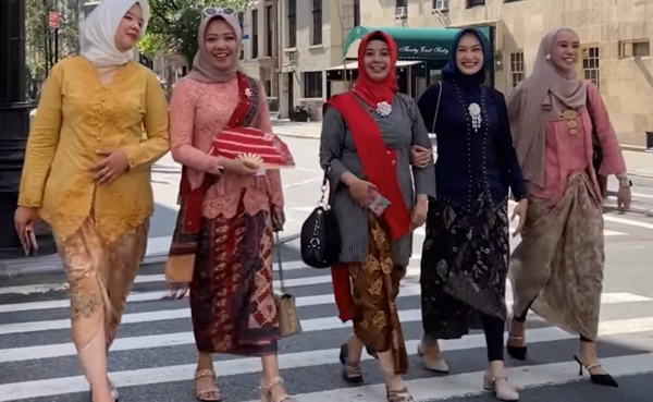 Several women crossed the road to attend UNESCO while donning kebaya.