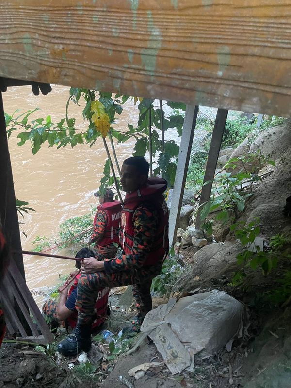 Selangor Fire and Rescue Department team in the process of saving the victims at Sungai Petang Waterfalls.