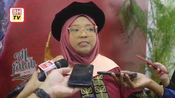 Norhidayu holding back tears while speaking to the press about her tumultuous journey of completing her PhD programme.