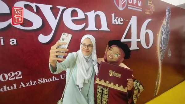 Dr Norhidayu posing with a family member at UPM's 46th convocation held in Serdang.