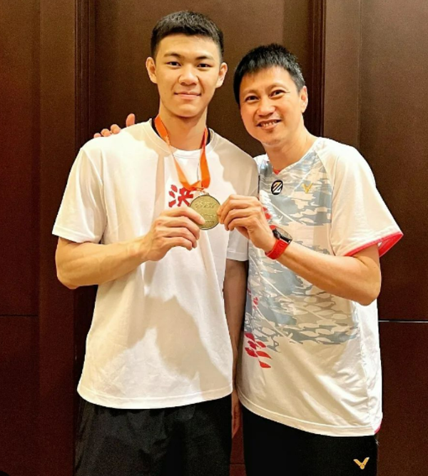 Lee Zii Jia with his ex-coach, Indra Wijaya.