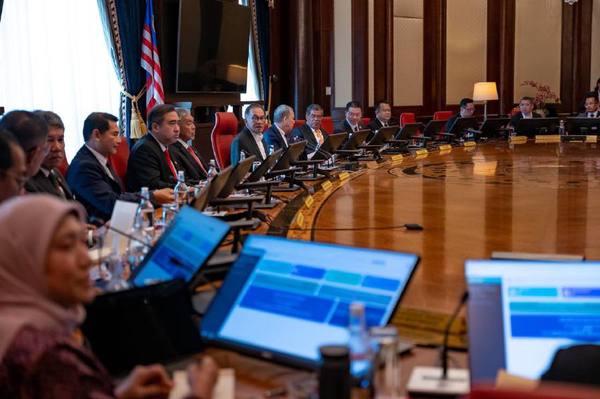 Prime Minister Datuk Seri Anwar Ibrahim chaired a special Cabinet meeting at Perdana Putra this morning, 5 December.